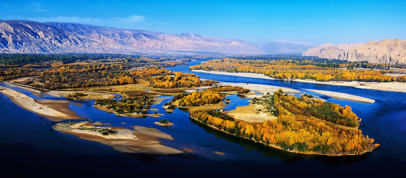 海南州貴德縣黃河水岸。貴德縣委宣傳部供圖