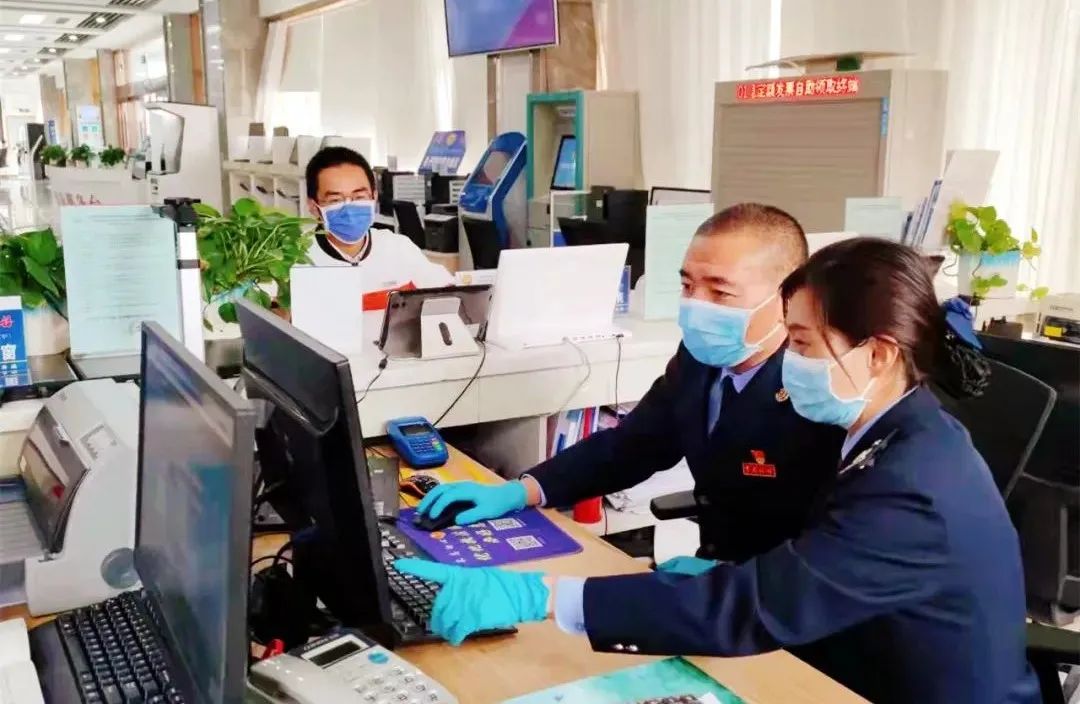 工作人員為企業(yè)辦理業(yè)務。國家稅務總局海西州稅務局供圖