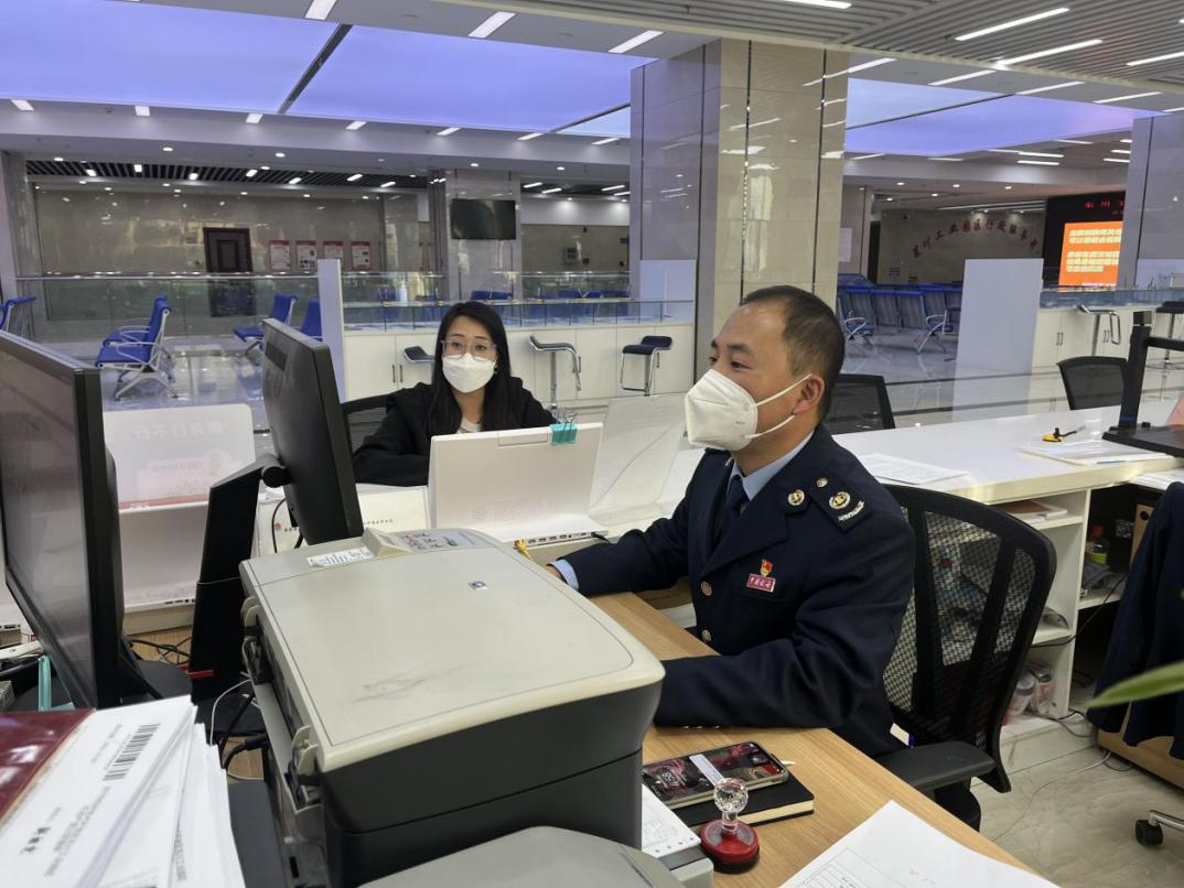 東川稅務(wù)干部受理不動(dòng)產(chǎn)相關(guān)業(yè)務(wù)。任德旭攝