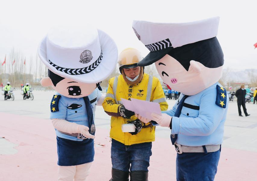 進(jìn)行交通安全宣講。格爾木市創(chuàng)城辦供圖