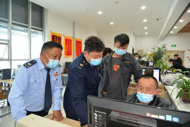 瑪沁縣“稅費(fèi)服務(wù)體驗(yàn)師”感受辦稅體驗(yàn)。盧美琳攝