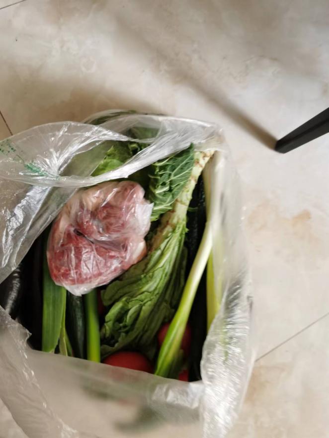 李女士收到的免費(fèi)蔬菜包。受訪者供圖
