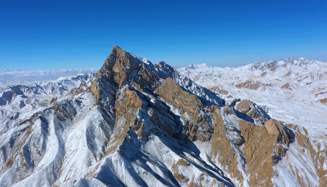 雪山銀裝素裹美如畫。莫佳寅 先宮攝