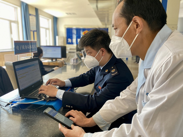 指導(dǎo)納稅人通過電子稅務(wù)局辦理涉稅業(yè)務(wù)。韓磊攝