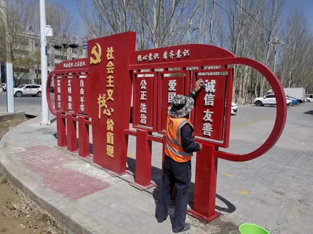 對(duì)城區(qū)進(jìn)行環(huán)境衛(wèi)生保潔工作。格爾木市委宣傳部供圖