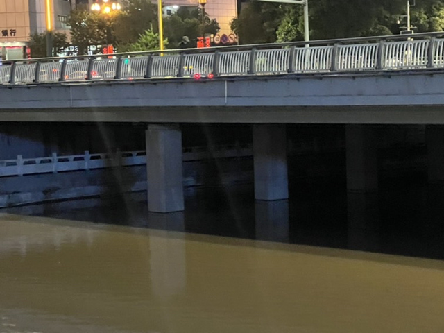 五四橋下的人行通道沒有路燈。留言人供圖