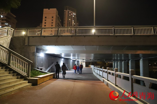 五四橋下的人行通道已安裝路燈。人民網(wǎng) 楊啟紅攝