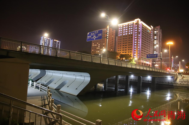 南川河兩側(cè)的人行通道均已安裝路燈。人民網(wǎng) 楊啟紅攝
