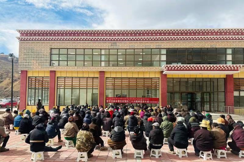 為群眾宣講黨的二十大精神。久治縣委宣傳部供圖