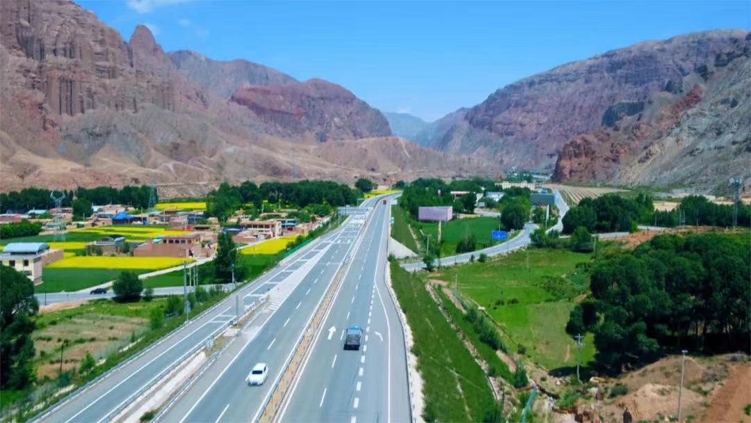 牙同高速公路。同仁市委宣傳部供圖