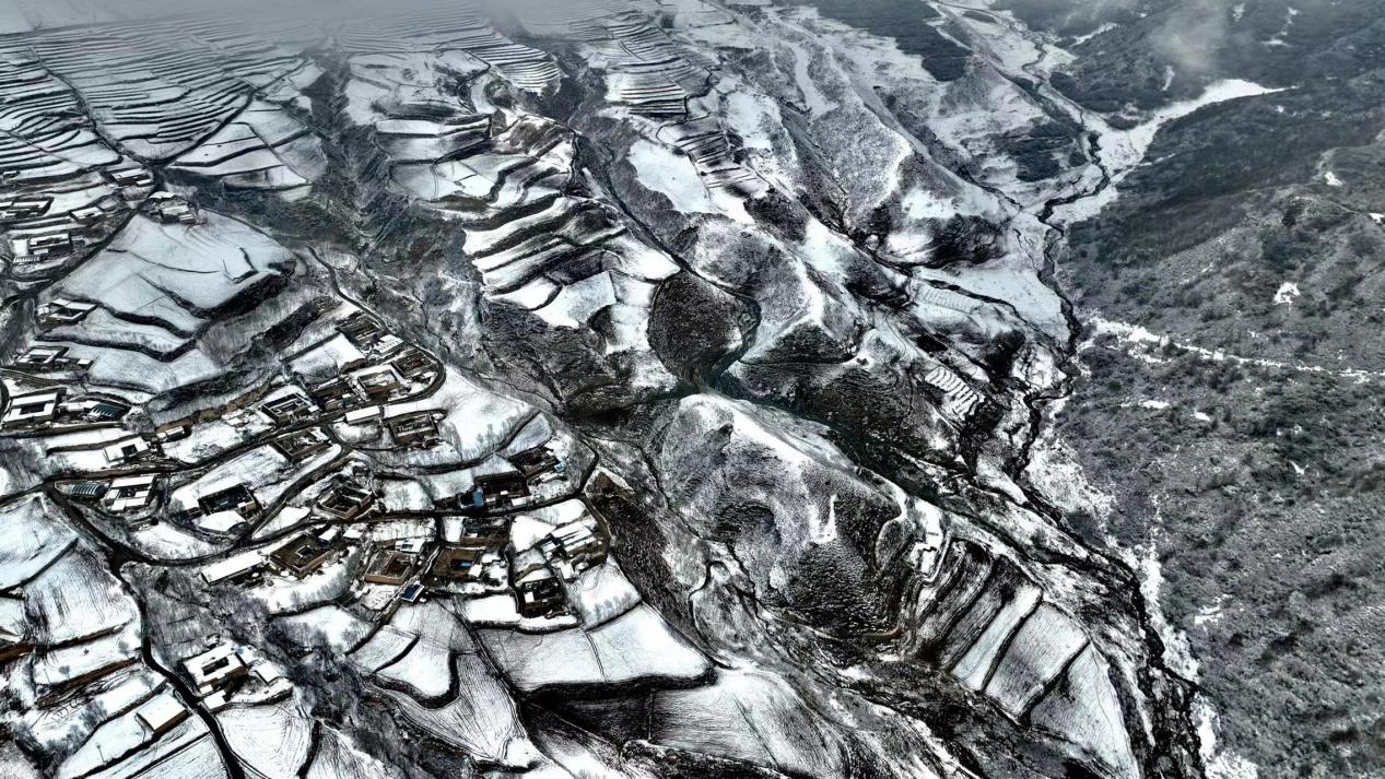 雪后的化隆美景猶如水墨畫。李玉峰攝