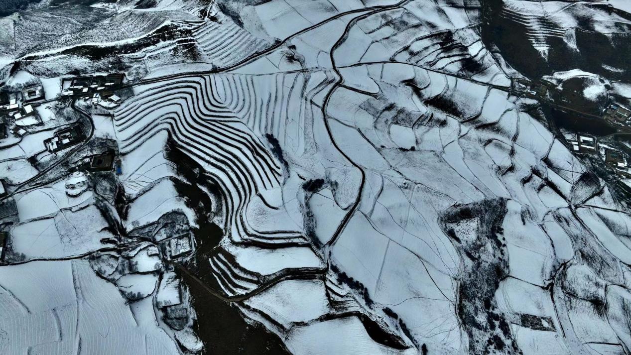 薄雪點(diǎn)綴，農(nóng)田、村落輪廓愈發(fā)清晰。李玉峰攝