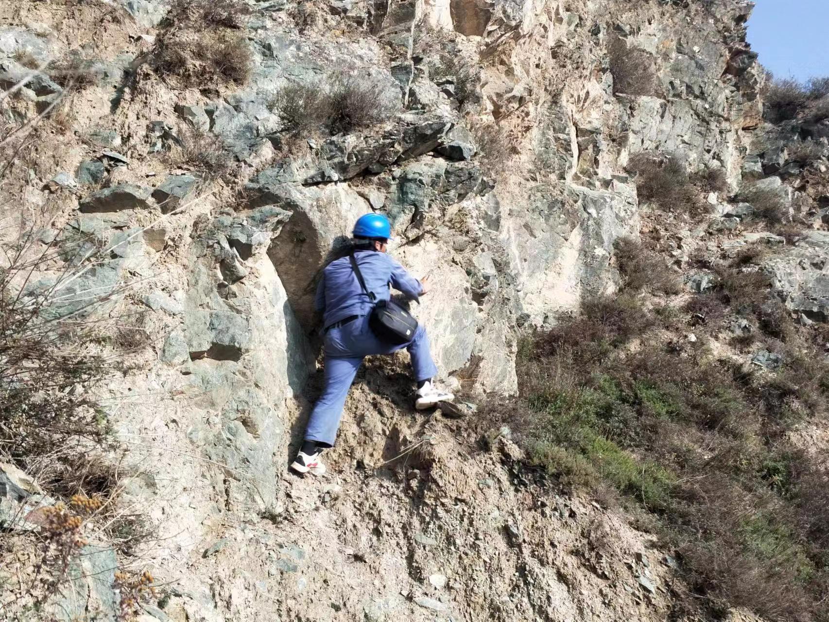 11月15日，送變電公司循化運(yùn)檢站運(yùn)檢員對(duì)循化清水鄉(xiāng)黃河庫(kù)區(qū)330千伏公官II回開展巡視工作。（拍攝王更生）