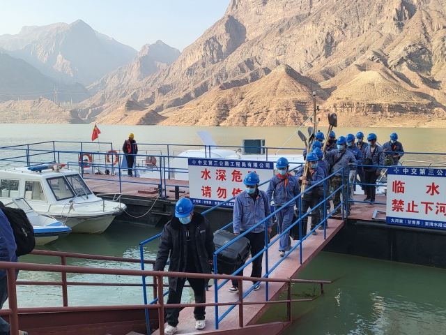 11月15日，送變電公司循化運(yùn)檢站巡視人員在清水鄉(xiāng)黃河碼頭乘船對(duì)330千伏公官I回線路進(jìn)行巡視。（拍攝：王宏寧）
