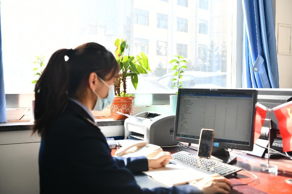 稅務(wù)干部視頻連線為納稅人答疑解惑。吳貴有攝