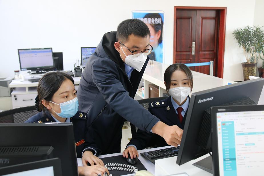 稅務(wù)干部通過大數(shù)據(jù)篩查企業(yè)政策享受情況。趙沛攝
