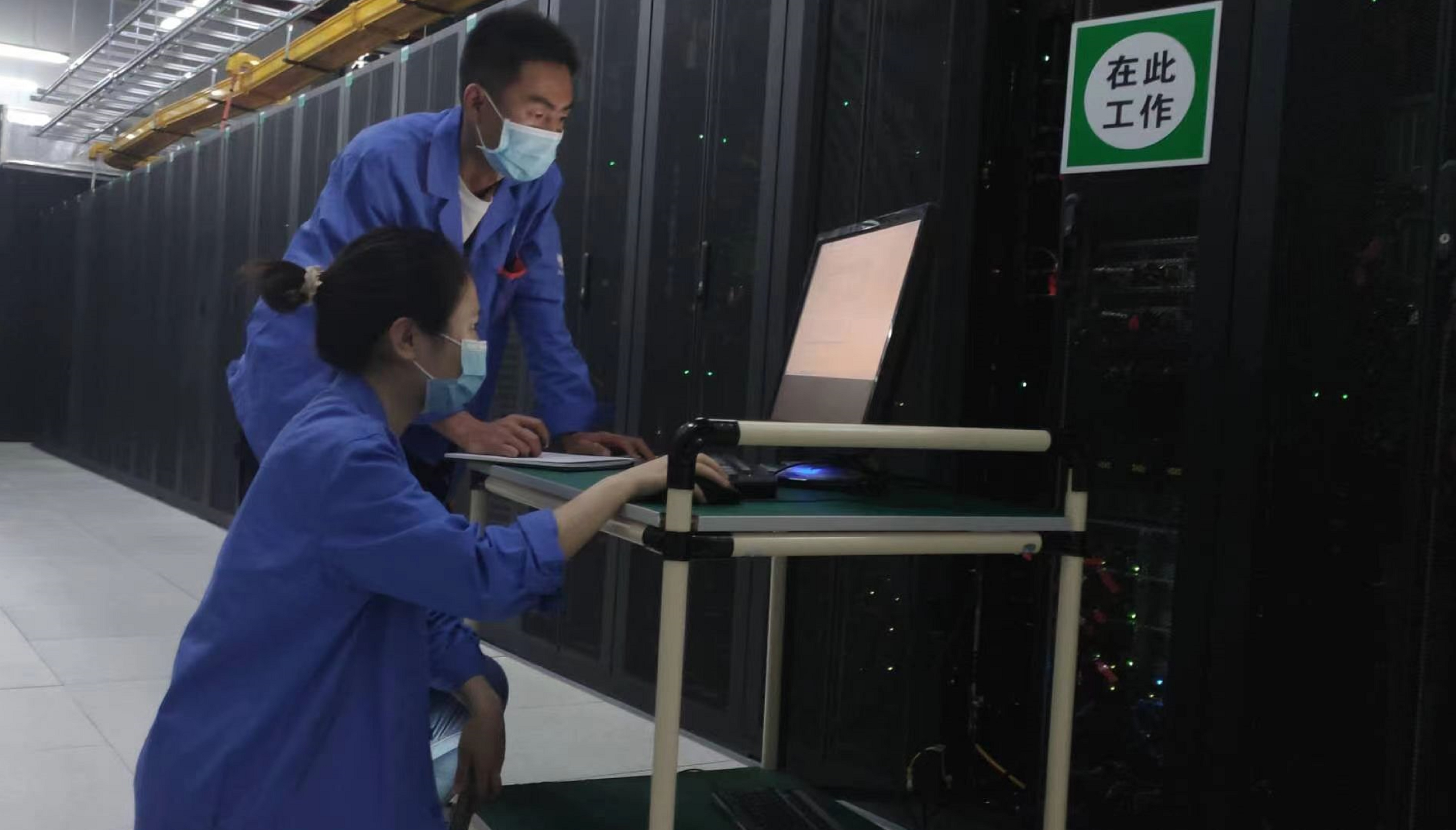 國網(wǎng)青海信通公司營銷業(yè)務(wù)應(yīng)用系統(tǒng)運維人員開展服務(wù)器日志核查工作。國網(wǎng)青海省電力公司供圖