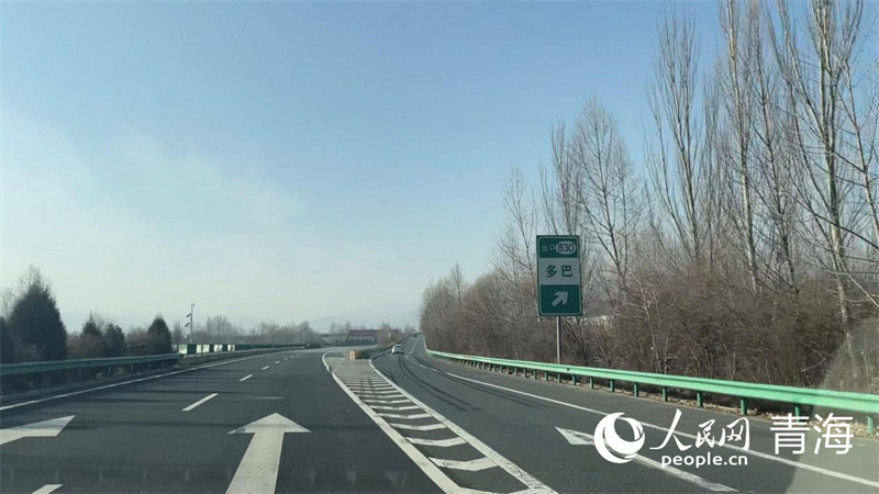12月5日14時51分，多巴出口通行正常（京藏高速東路口）。人民網(wǎng) 陳明菊攝