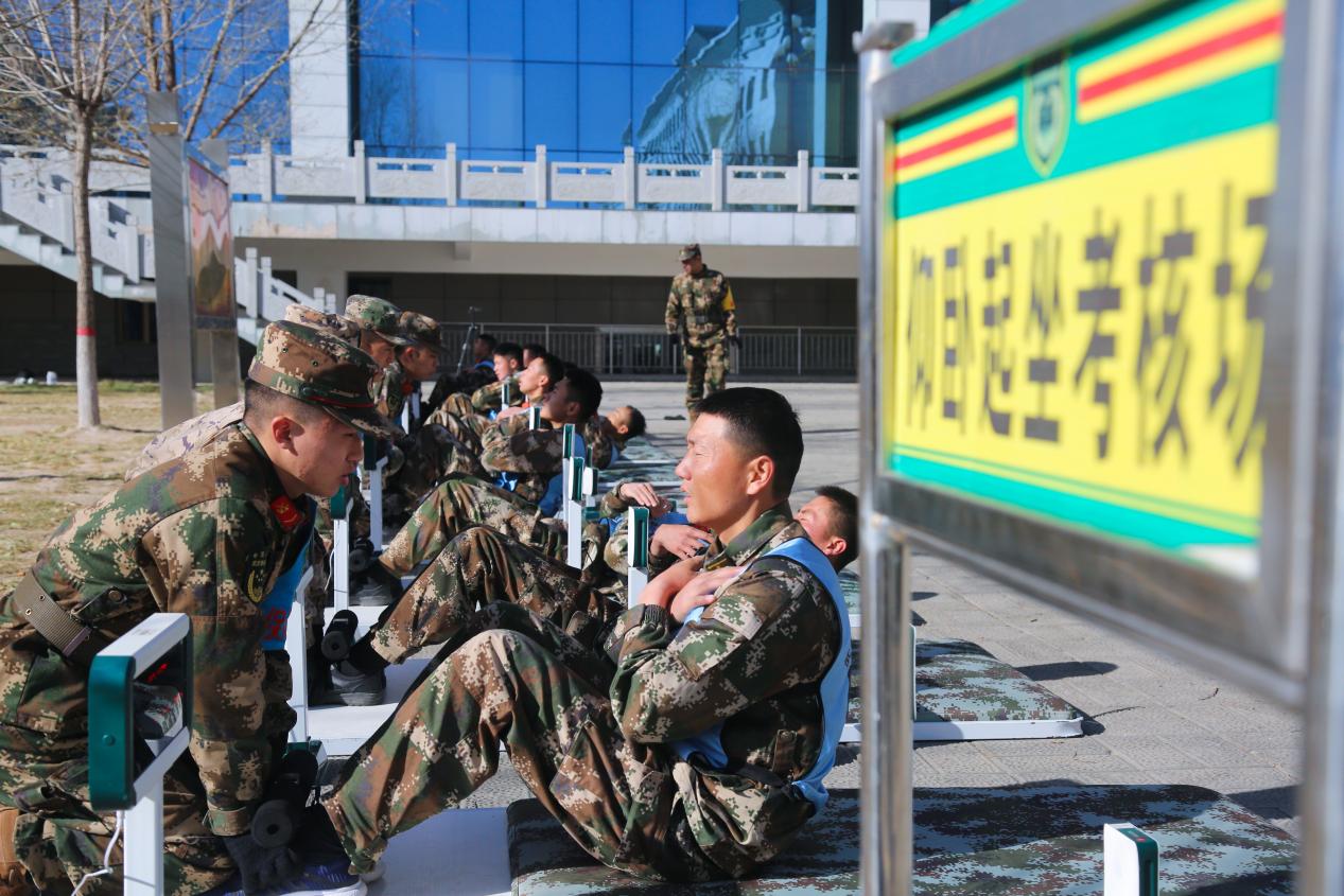 仰臥起坐考核。羅元?jiǎng)P攝