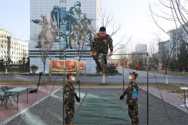 單杠4練習(xí)考核。劉進(jìn)峰攝