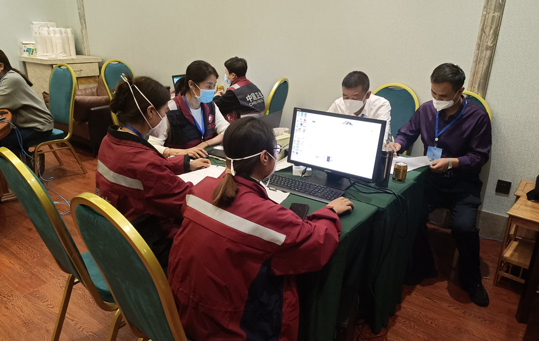 工作人員進(jìn)行流調(diào)工作現(xiàn)場