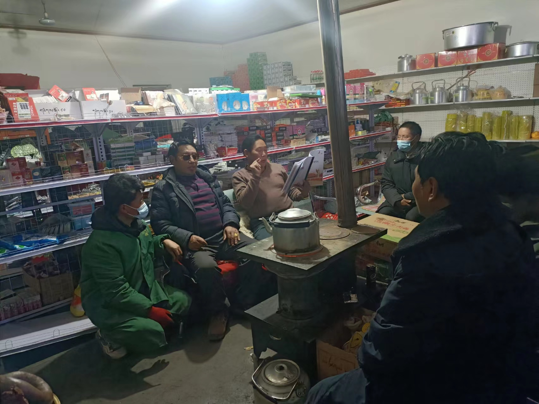 黨員干部宣講黨的二十大精神。瑪沁縣委宣傳部供圖