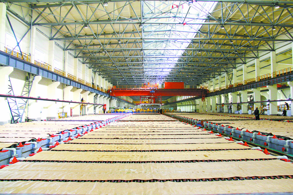 西部礦業(yè)5萬噸陰極銅擴(kuò)能改造項(xiàng)目電解車間。西部礦業(yè)供圖
