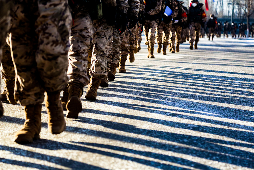 官兵進行急行軍。羅元凱攝