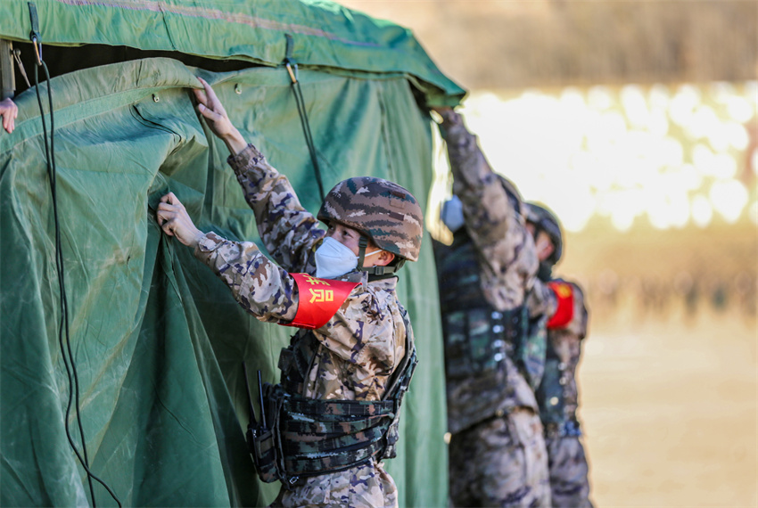 官兵正在搭建野外帳篷。羅元凱攝