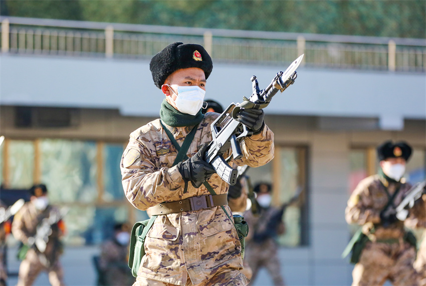 行軍途中進(jìn)行刺殺會(huì)操。羅元?jiǎng)P攝