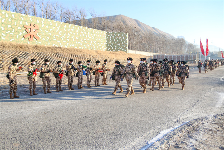 宣傳小分隊(duì)在行軍途中開展文藝活動(dòng)。羅元?jiǎng)P攝