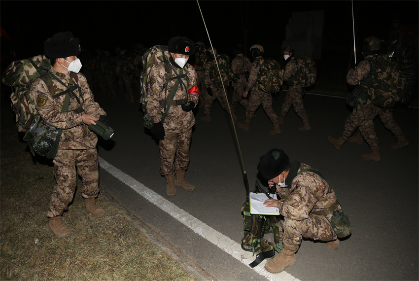 夜間密語傳遞。羅元凱攝