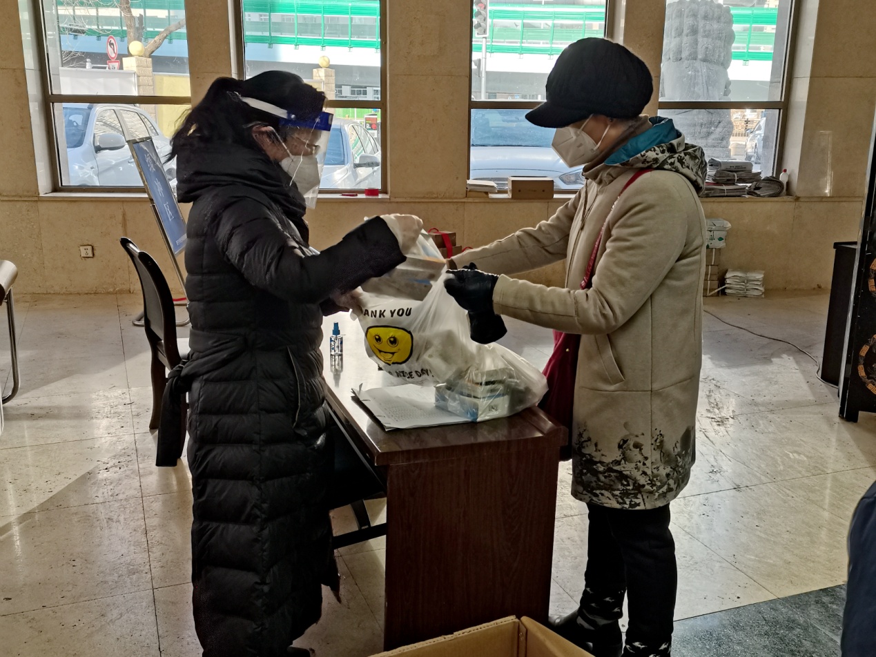 為退休老干部發(fā)放“愛心健康包”。國家稅務(wù)總局西寧市稅務(wù)局供圖