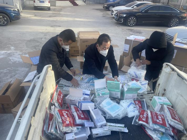 配發(fā)“愛心健康包”。湟中區(qū)委宣傳部供圖