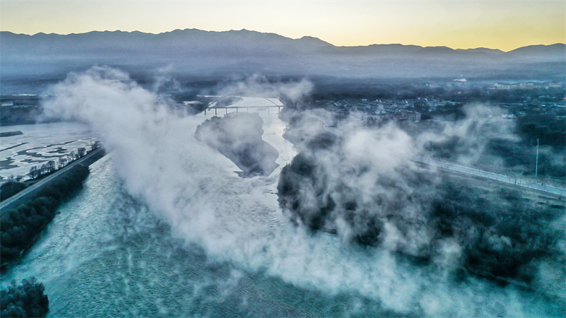 碧綠的黃河水披上“紗衣”。宋忠勇攝