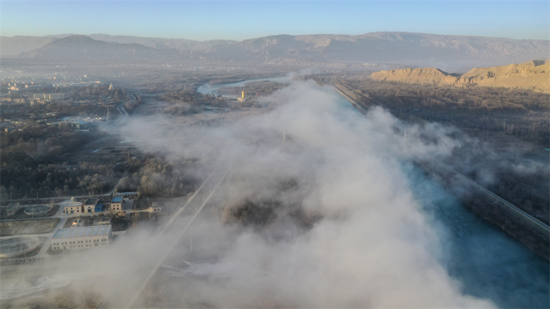籠罩在晨霧里的黃河云遮霧繞。宋忠勇攝