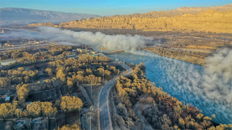 隨著太陽(yáng)升起，晨霧漸漸淡去。宋忠勇攝