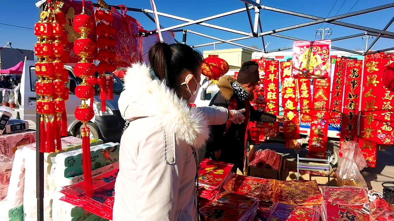 村民挑選春聯(lián)。俞惠珍攝