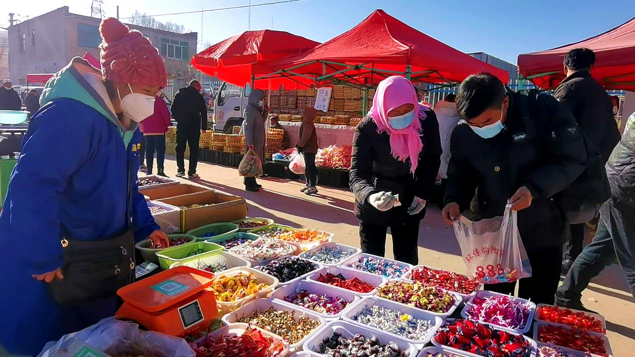 購買糖果。俞惠珍攝