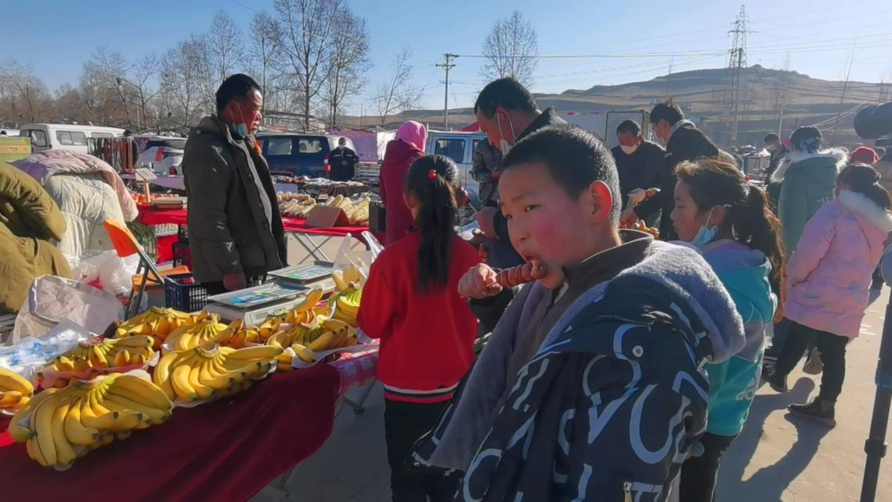 小孩逛集市。俞惠珍攝