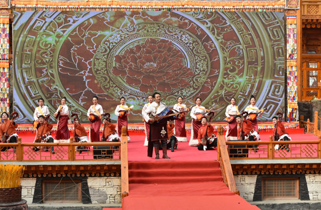 2023年尖扎縣新春聯(lián)歡會絢麗上演。尖扎縣委宣傳部供圖