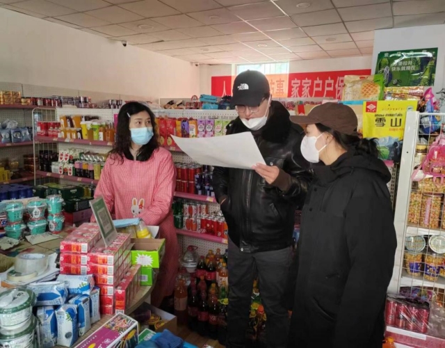 工作人員開(kāi)展安全檢查。甘德縣委宣傳部供圖