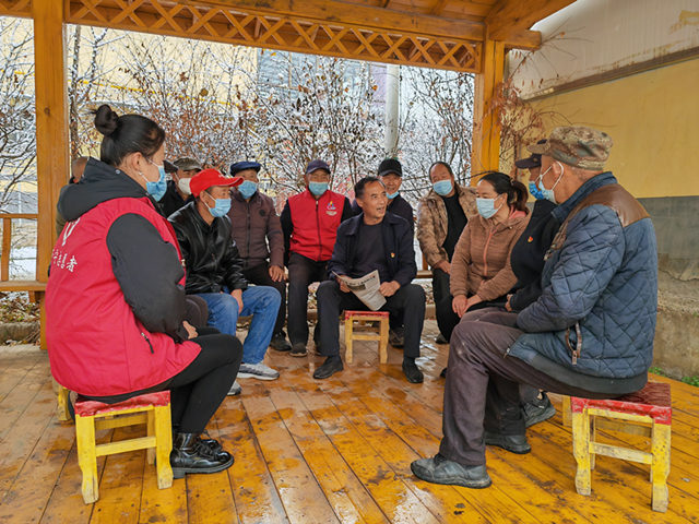 11月15日湟水新聲宣講團在攔隆口鎮(zhèn)卡陽村文化廣場宣講。湟中區(qū)委宣傳部供圖