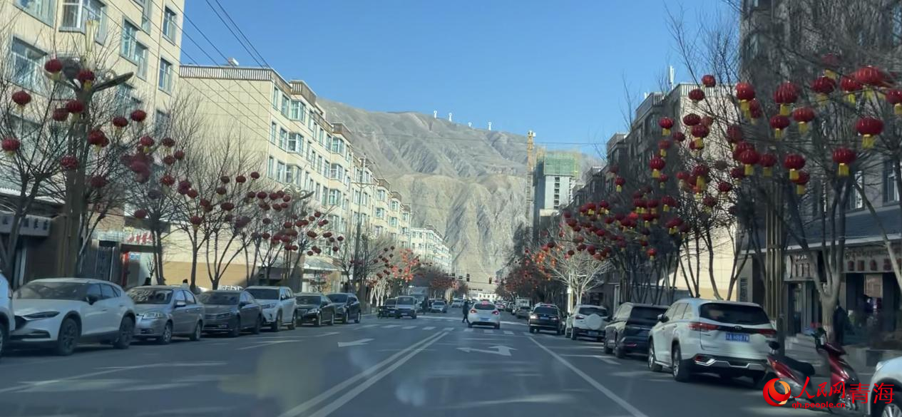 尖扎縣城年味濃。人民網(wǎng) 陳明菊攝