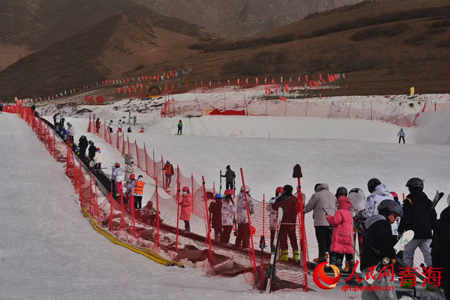 平安蓮花山冰雪大世界。人民網(wǎng) 陳晶攝