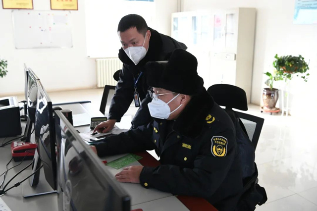 強化督察執(zhí)法，現(xiàn)場檢查與遠程監(jiān)控相結(jié)合。青海省生態(tài)環(huán)境廳供圖