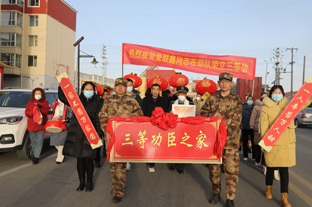 送喜報隊伍為榮立三等功的黨聯(lián)鑫家庭送去喜報和春節(jié)的問候。海晏縣武裝部供圖