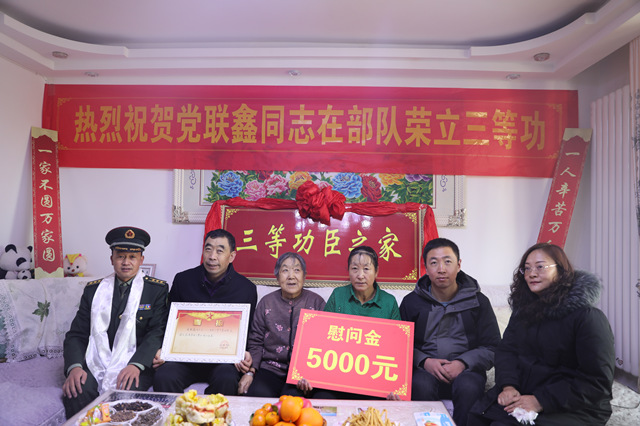 送喜報隊伍為榮立三等功的黨聯(lián)鑫家庭送去喜報和春節(jié)的問候。海晏縣武裝部供圖