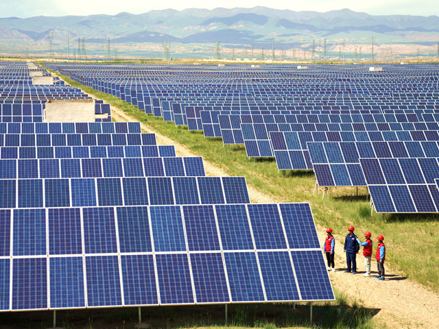 國網(wǎng)青海電力共產(chǎn)黨員服務(wù)隊(duì)在海南共和光伏產(chǎn)業(yè)園區(qū)服務(wù)客戶。汪曉剛攝