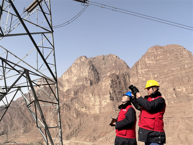 2月1日，國網(wǎng)青海省電力公司運(yùn)維人員對循化清水鄉(xiāng)黃河庫區(qū)330千伏公官II回線路開展巡視工作。馮濤攝